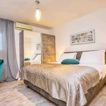 Luxury Life Apartment