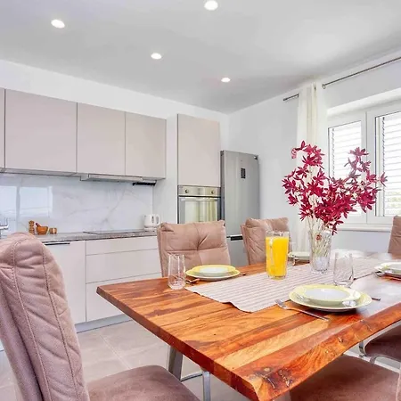 Luxury Life Apartment Podstrana